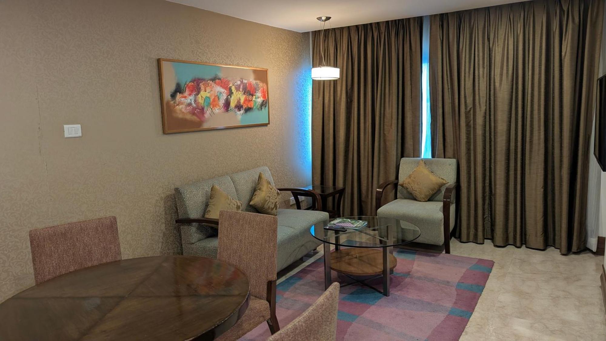 Pride Hotel, होटल